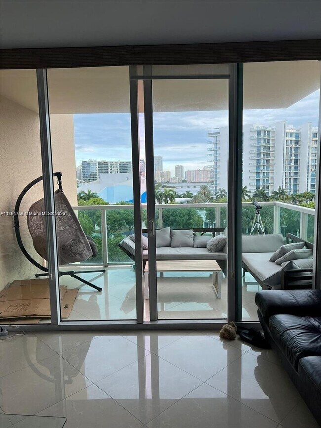 Foto del edificio - 3330 NE 190th St