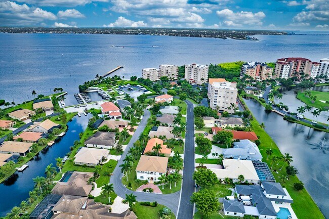 Building Photo - 3 bedroom 2.5 bathroom furnished condo