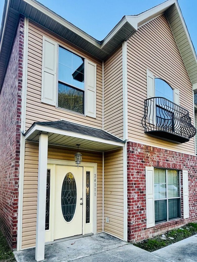Primary Photo - Townhome: Chateau de Chene