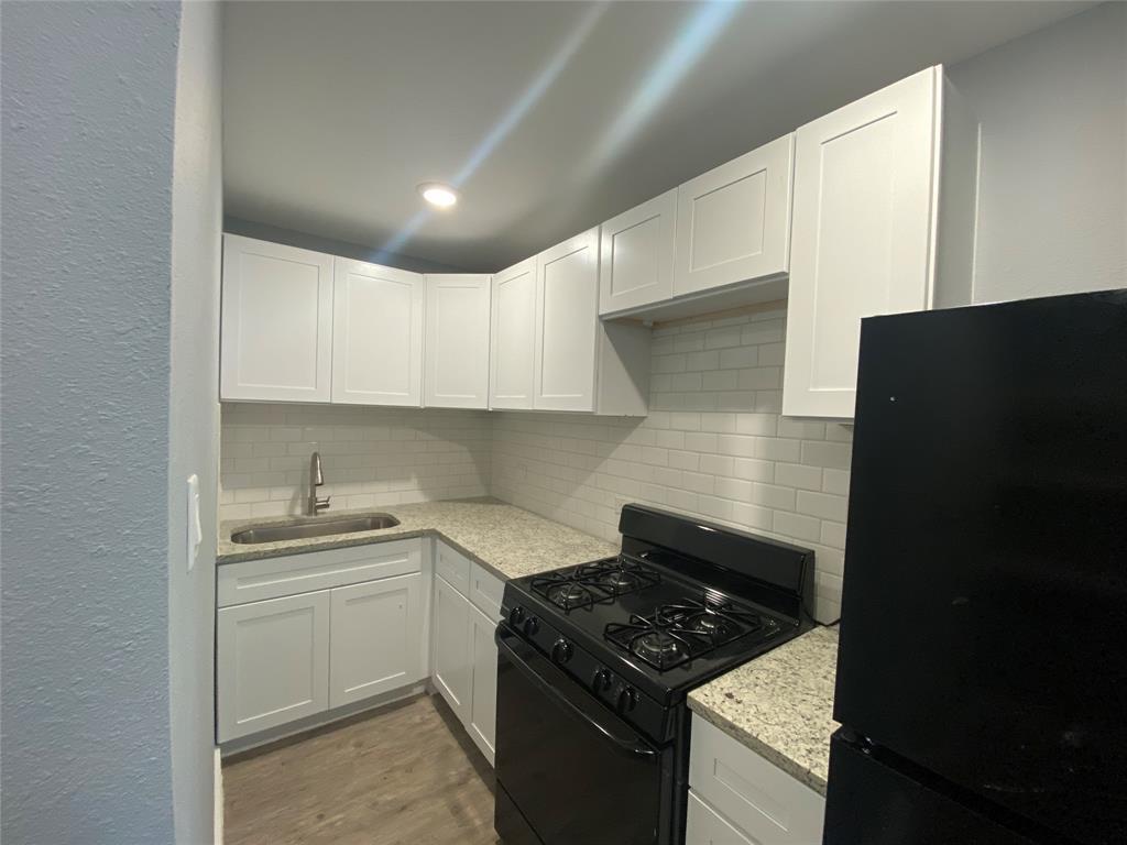 204 E Houston St Unit B, Highlands, TX 77562 Room for Rent in