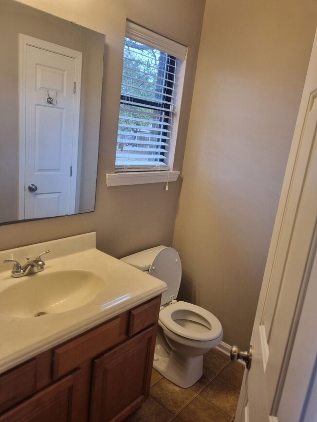 Master bathroom - 577 Countrytown Dr