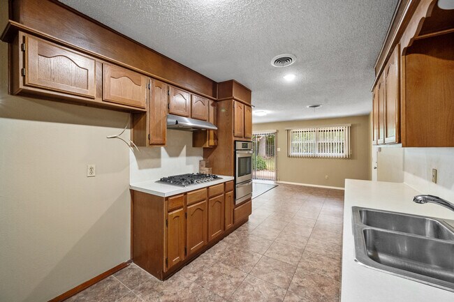 Building Photo - 1716 Ellington Dr