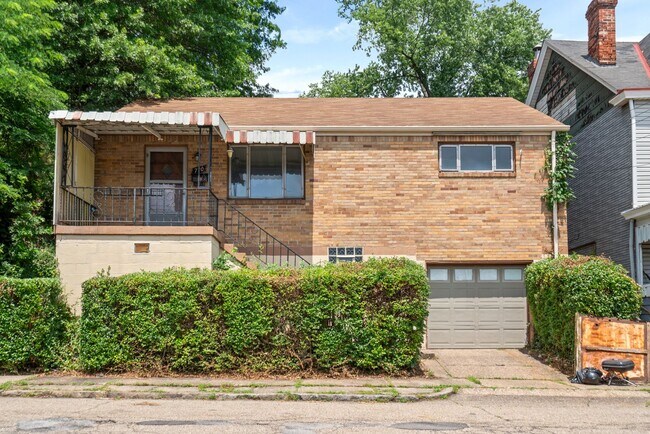 Foto del edificio - Charming 2 bedroom ranch in McKees Rocks a...