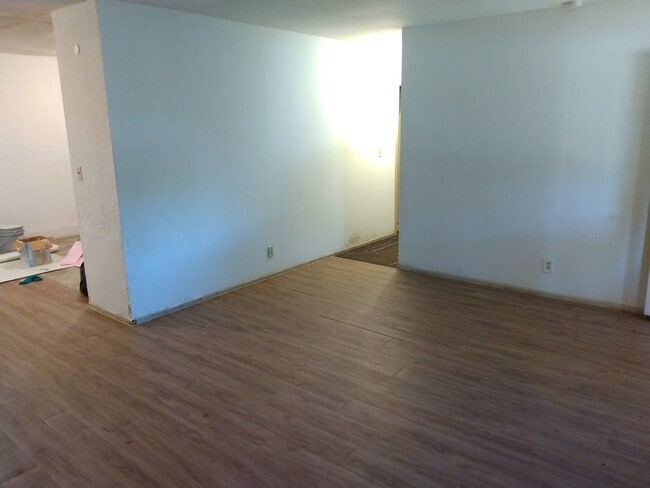 Building Photo - 1370 E Juliah Ave