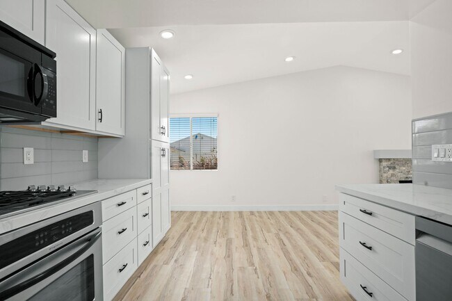 Building Photo - Beautiful 3Br/2Ba - Just Renovated! Desira...