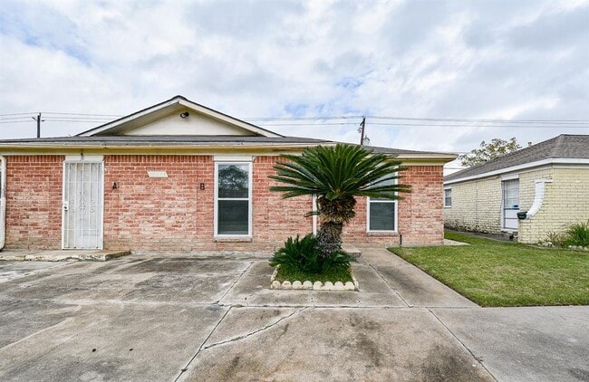 Building Photo - 15063 Woodforest Blvd