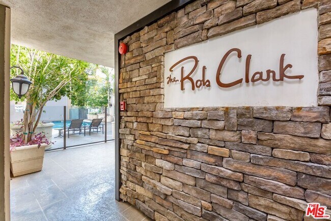Foto del edificio - 141 S Clark Dr