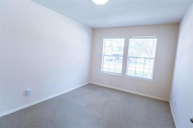 Foto del edificio - 14403 Groveleigh Ln