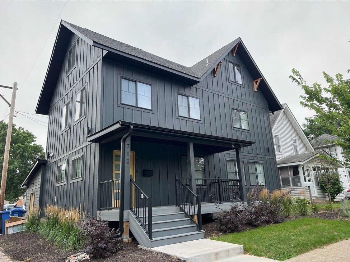 Primary Photo - Modern 10 bedroom house close to U of M Ca...