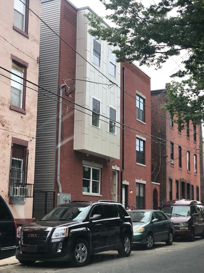 1229 N Franklin St, Philadelphia, PA 19122 House for