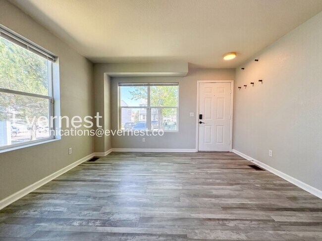 Foto del edificio - 2040 Oakcrest Cir
