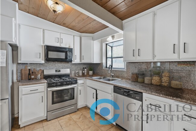 Foto del edificio - Gorgeous 5bd/3ba house walking distance to SDSU w/ Pool