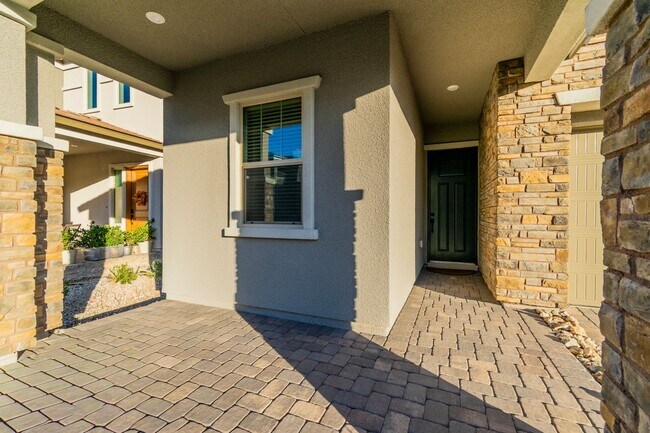 Foto del edificio - 584 La Vis Acrs Ln