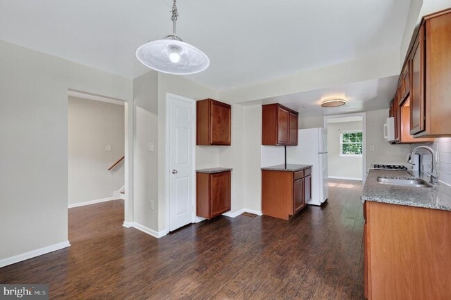 Building Photo - 15063 Cherrydale Dr