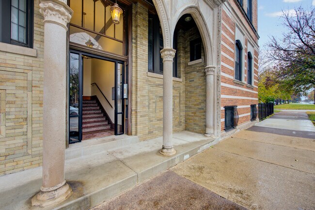 Building Photo - 5001 S King Dr