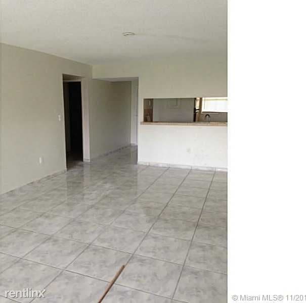 Building Photo - 10315 NW 9th St Cir