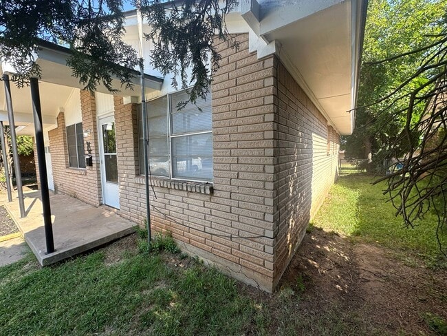 Building Photo - 3 bed 1.5 bath 1 car garage