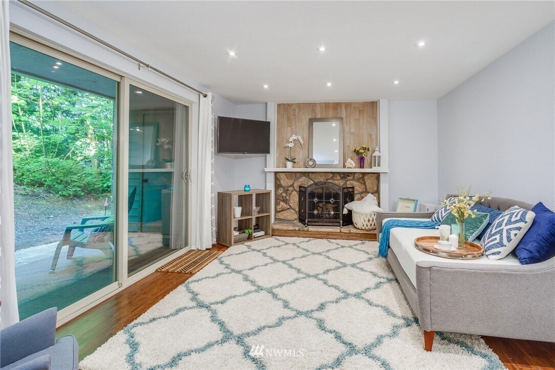 4629 W Lake Sammamish Pky SE Unit H106, Issaquah, WA 98027 Condo for