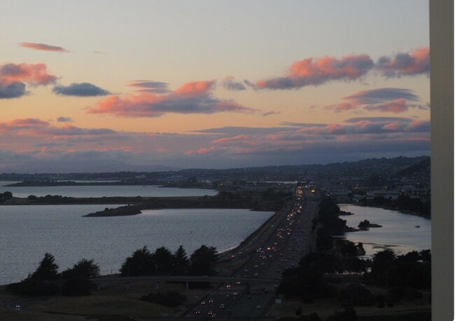 Foto del edificio - 6363 Christie Ave