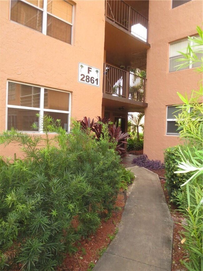 Building Photo - 2861 Somerset Dr
