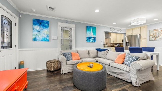 Building Photo - 816 St James Pl