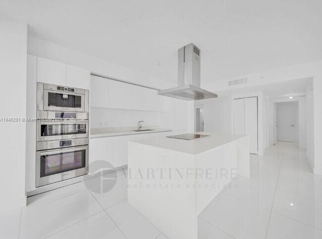 Foto del edificio - 300 Sunny Isles Blvd