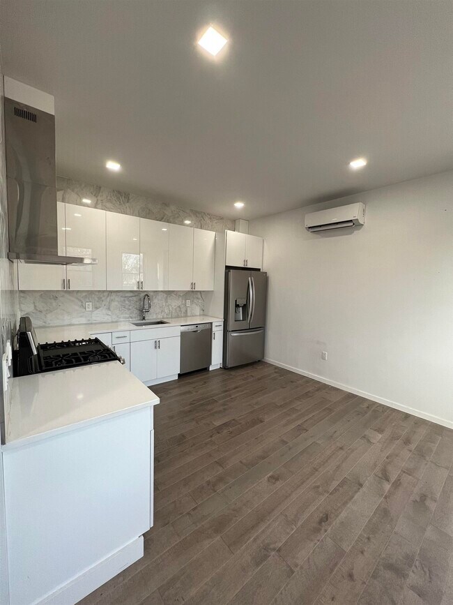 Building Photo - 125 Maple St