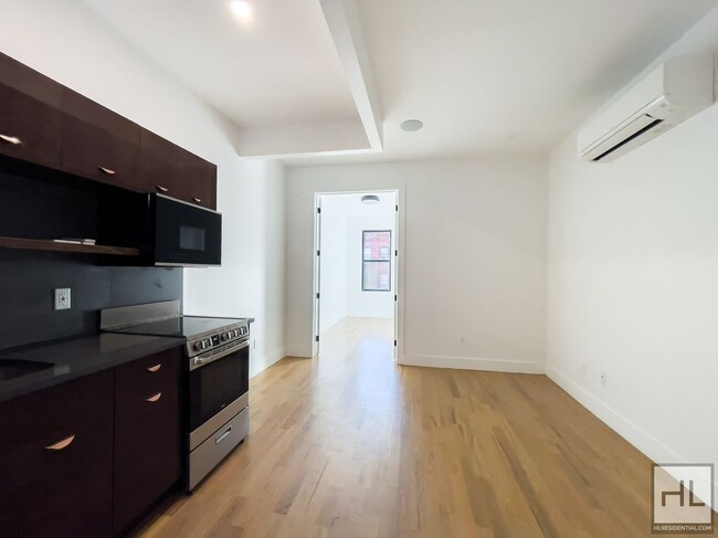 Foto del edificio - GRAHAM AVENUE / Williamsburg / Spacious 3-...