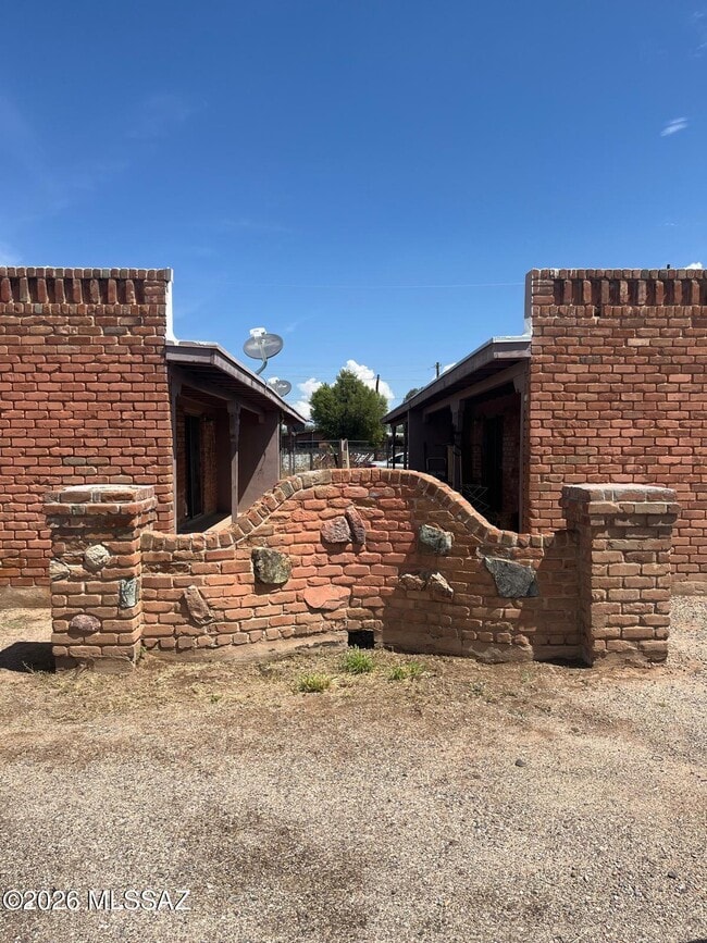 Building Photo - 411 E Delano St