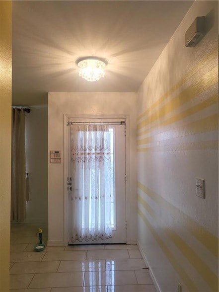 Foto del edificio - 827 Charlie Dr