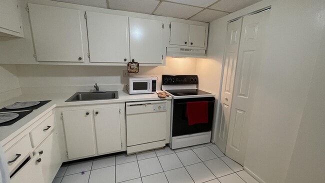 Building Photo - 8000 Fairview Dr