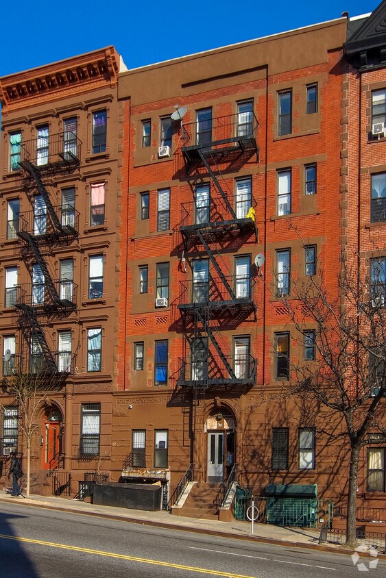 CON 473 145th ¡St - 473 W 145th St