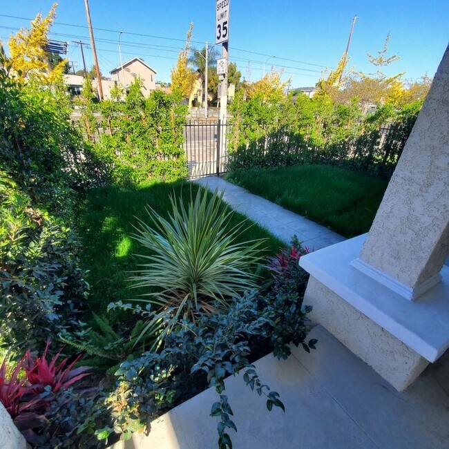 Foto del edificio - 1742 Exposition Blvd