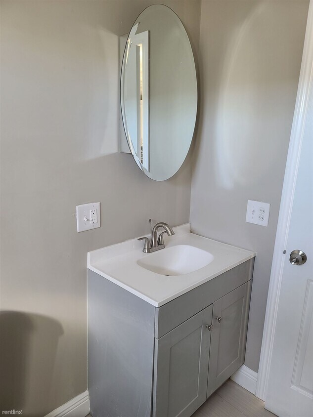 Building Photo - 1 br, 1 bath Townhome - 15 Mowry Street 1F