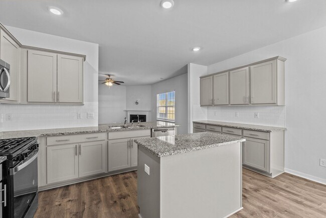 Building Photo - 4-bedroom, 2.5-bathroom home located in th...