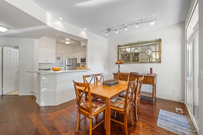 Building Photo - FURNISHED - 3 bed 3 bath Gated Highlands Ranch Home!