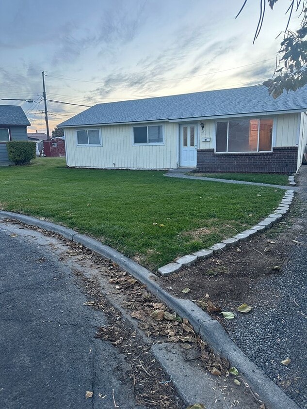 Foto principal - Fully Remodeled Home, Move In Ready! Pet considered with approved application.