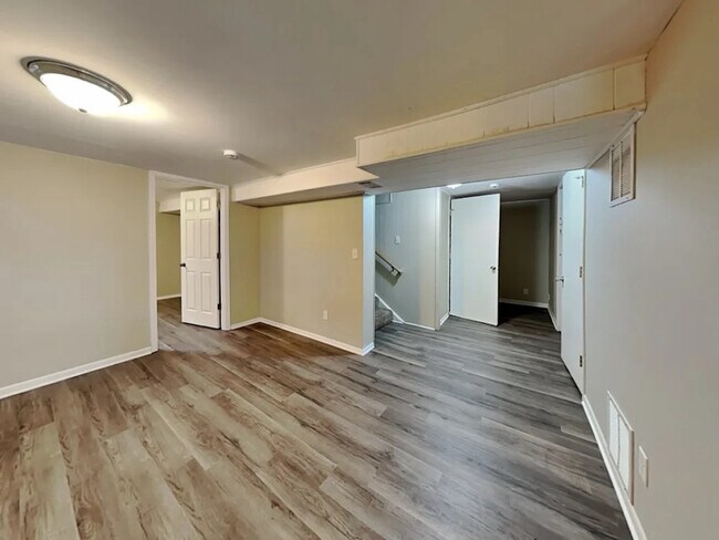 Foto del edificio - 3021 Commodore Dr