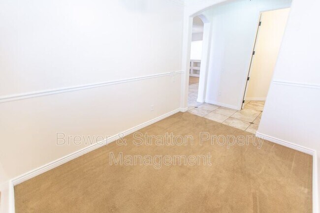 Building Photo - 2201 E Azalea Dr