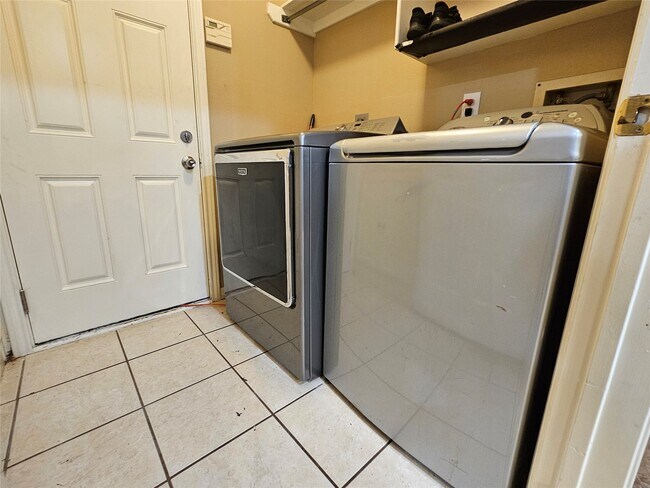 Building Photo - 8807 Vista Springs Dr