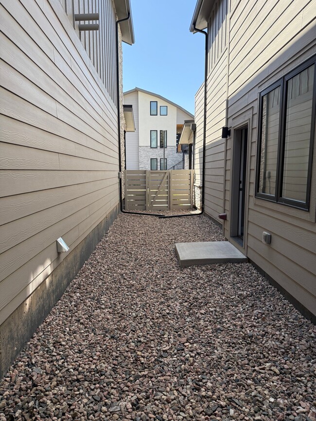 Building Photo - 837 Cherokee Dr