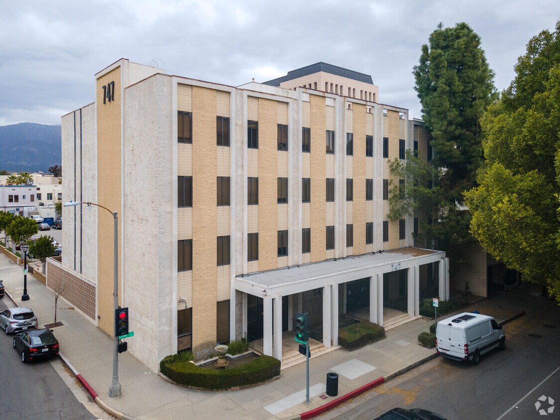 Building Photo - Oak Knoll Condominiums