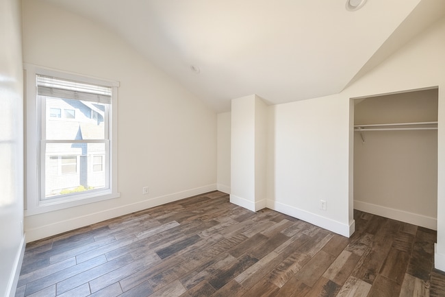 Building Photo - 1462 W 28th St