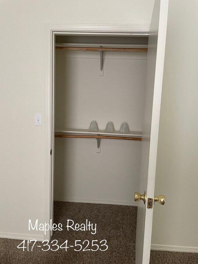 Foto del edificio - 2 bedroom / 1 bathroom apartment