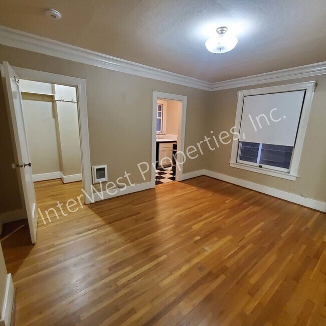 Foto del edificio - *2 MONTH'S RENT FREE PROMO & NO HOA MOVE IN/OUT FEES* Studio Unit in the Alphabet Dist w/hardwood...