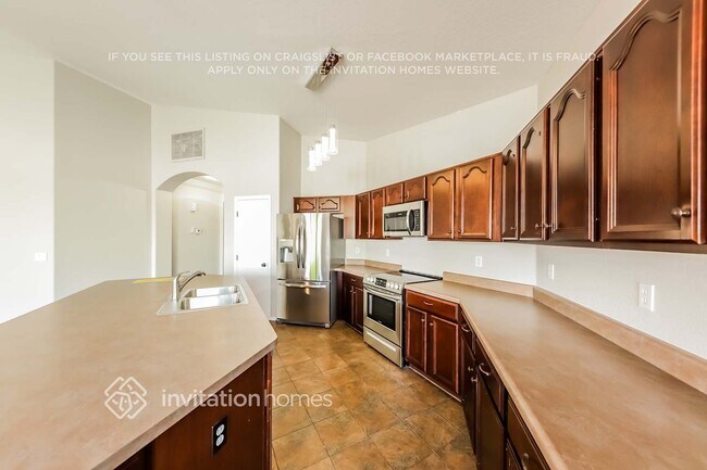 Foto del edificio - 15032 W Desert Mirage Dr