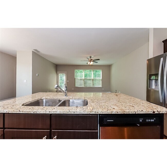 Building Photo - 304 Nutwood Trce