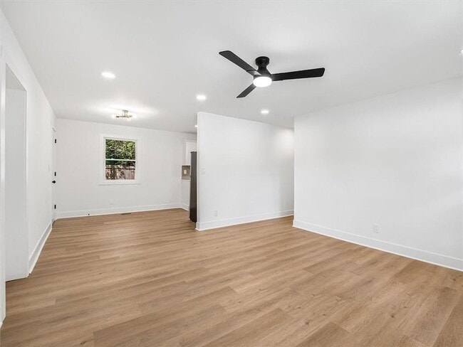 Building Photo - 454 Oak Dr SE