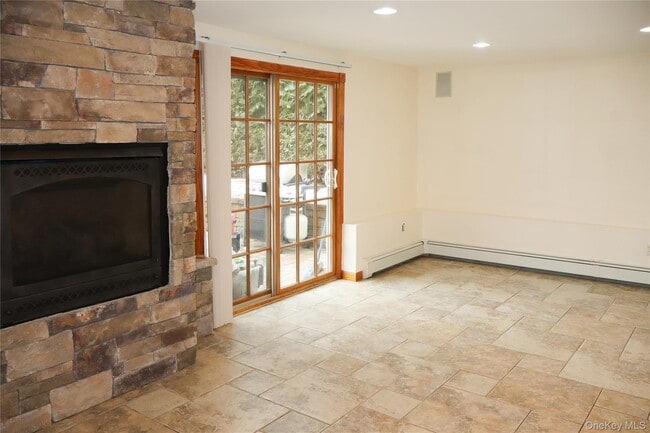 Building Photo - 642 6th Ave W