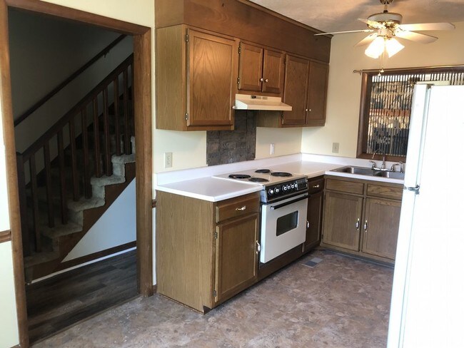 Building Photo - Move-in ready